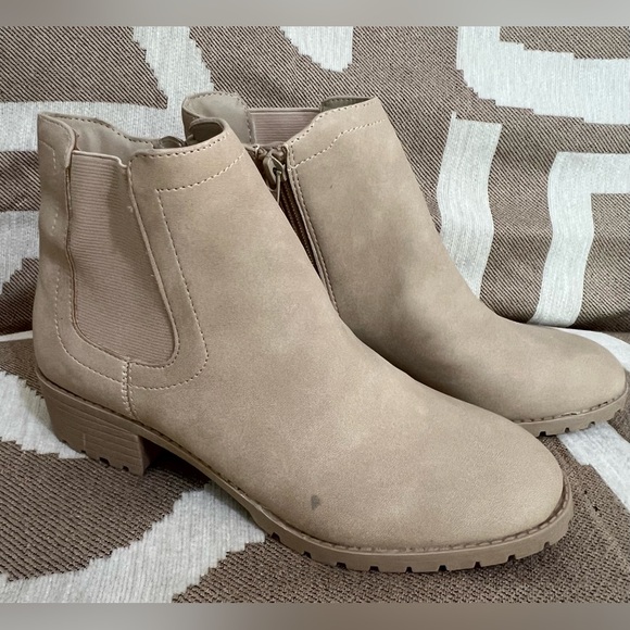 ME TOO  Beige Ankle Booties - Picture 1 of 9